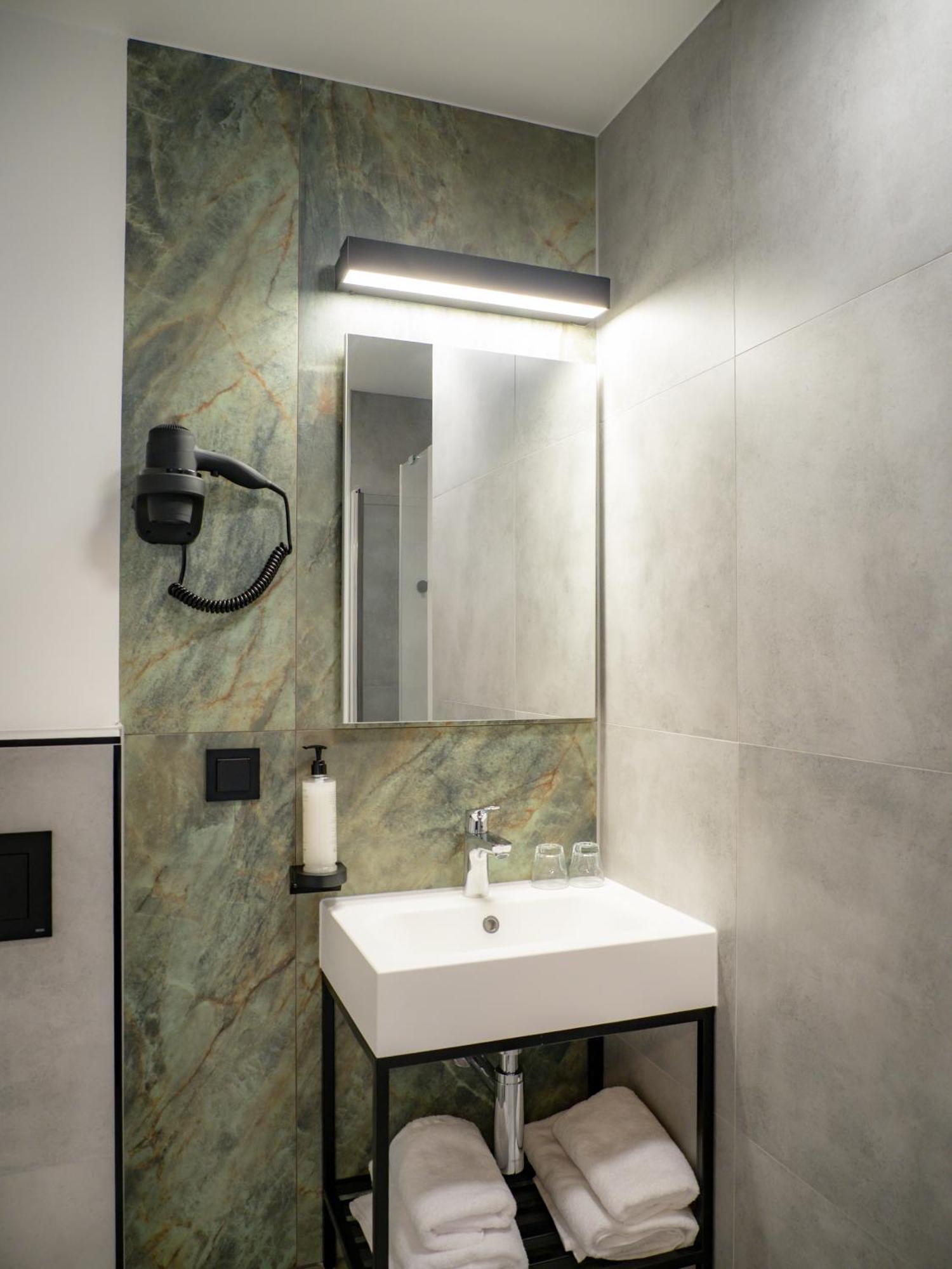 B&B Hotel Leszno Лешно Екстер'єр фото